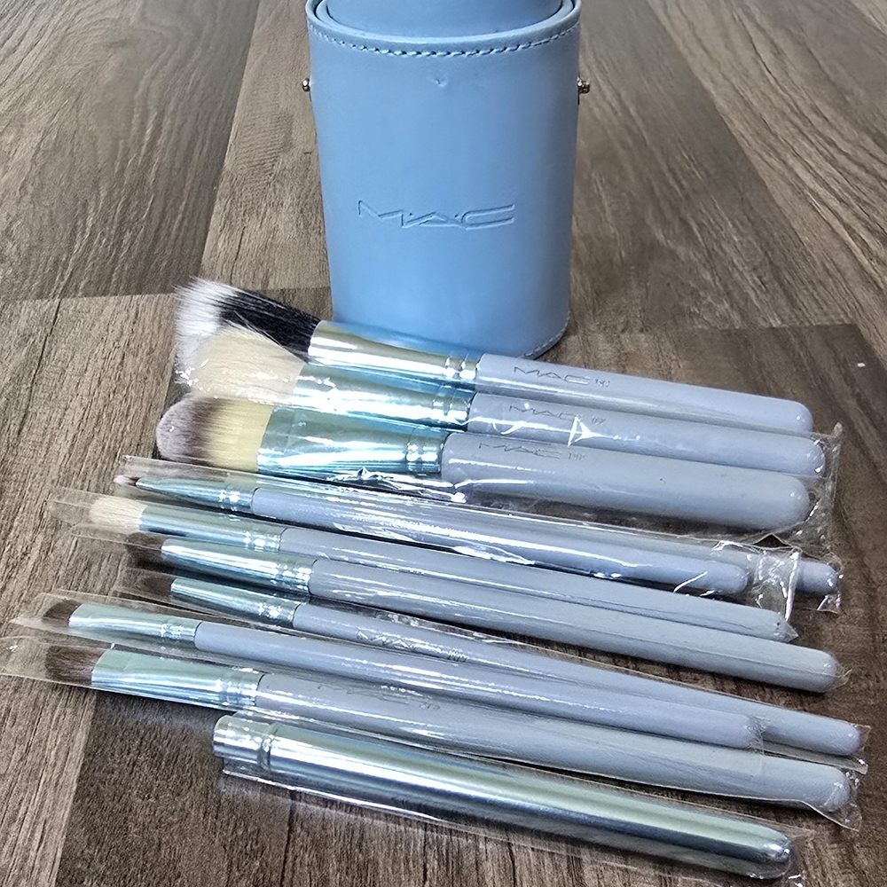 MAC Cosmetics Light Blue Case - Picture 2 of 2